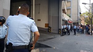 Funcionarios de PoliMiranda y Policía de Chacao se enfrentan con paramilitares de Maduro (Fotos y Videos)