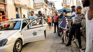EN VIDEO: Así fue detenido este joven cubano por ondear la bandera de EEUU