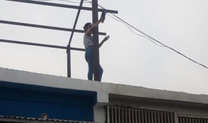 #EscombrosDeMaduro: Se encarama en el techo de su negocio para poder pasar el punto (FOTO)