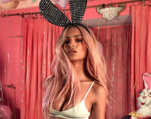 Emily Ratajkowski se disfrazó de conejita “no Playboy” y calentó a todos en Instagram (FOTO + VIDEO)