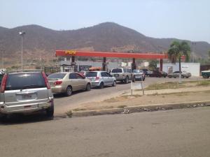 Largas colas por fallas en la distribución de gasolina y gas en Anzoátegui (Fotos)