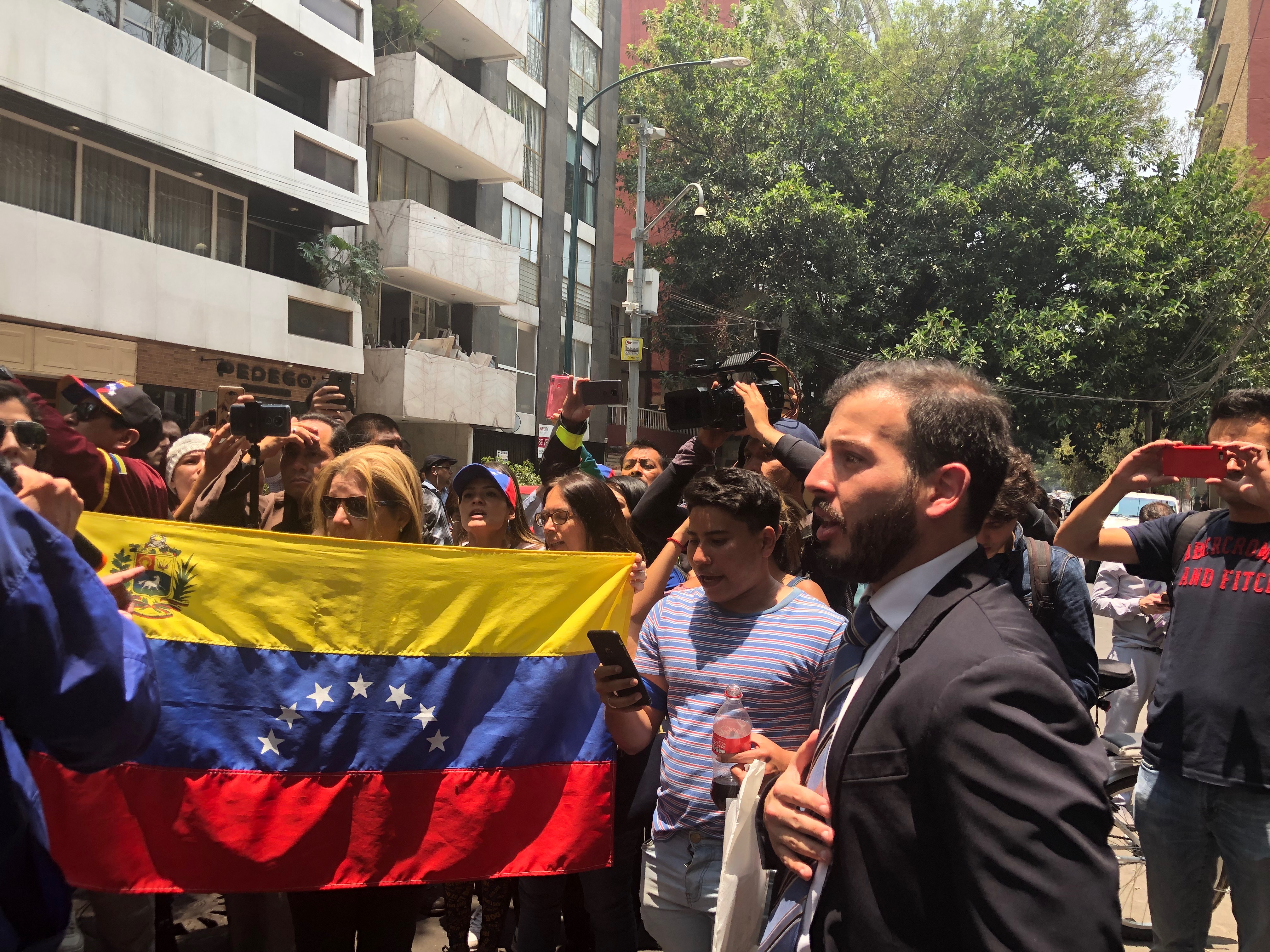 Desde México frente a la embajada de Venezuela