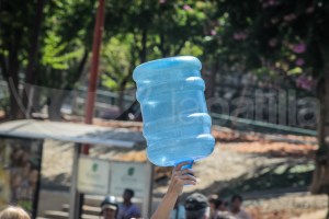 Vecinos de la UD4 de Caricuao llevan más de 15 días sin agua potable #14Abr