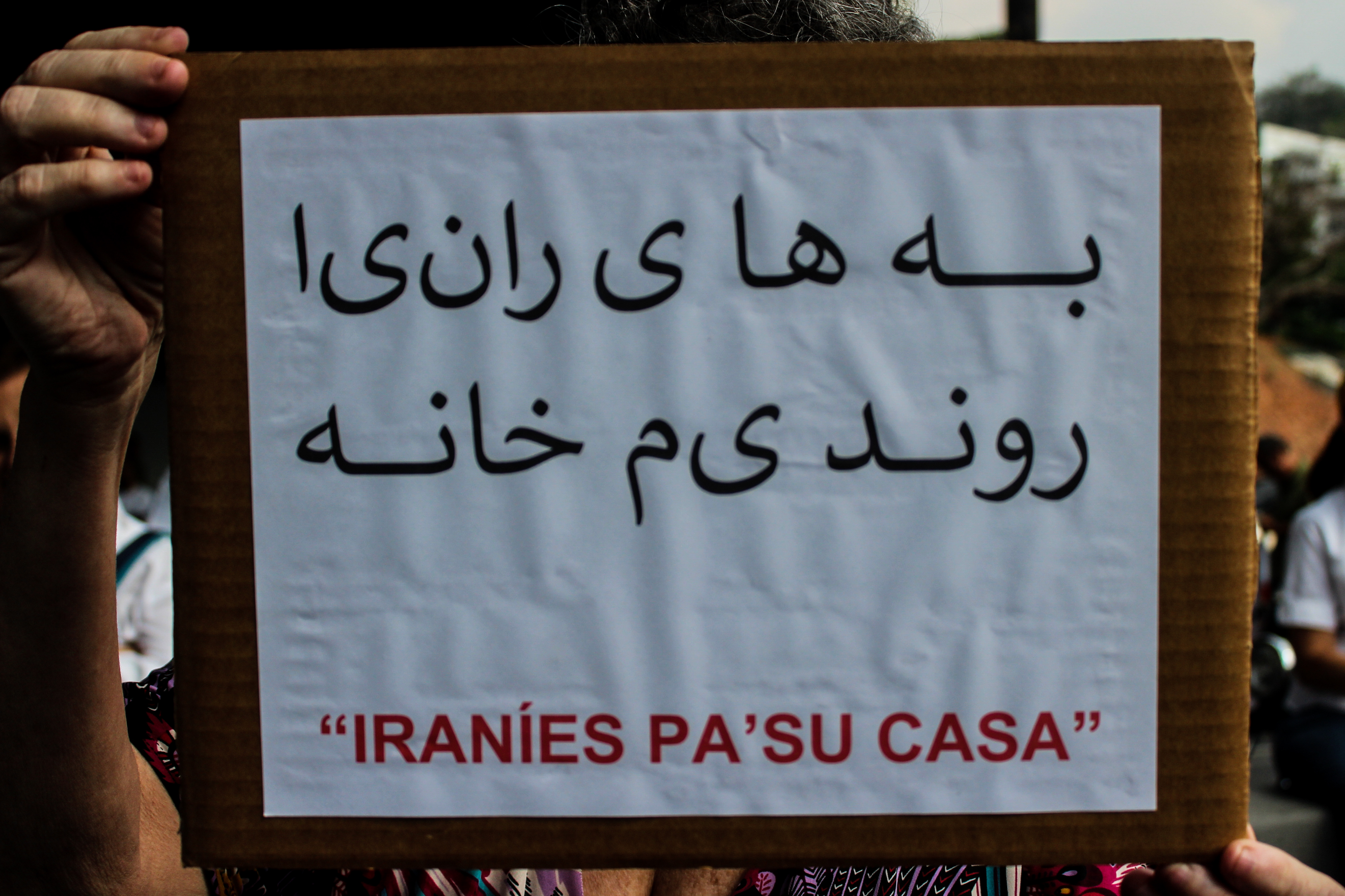 ¡En su propio idioma! Venezolanos mandaron pa’ su casa a agentes rusos e iraníes (FOTOS)