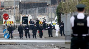 Dos jóvenes detenidos en relación con muerte de periodista en Irlanda del Norte