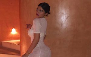 ¡ULTRA HOT! Kylie Jenner se excede una vez más con una ardiente fotografía con vestido transparente