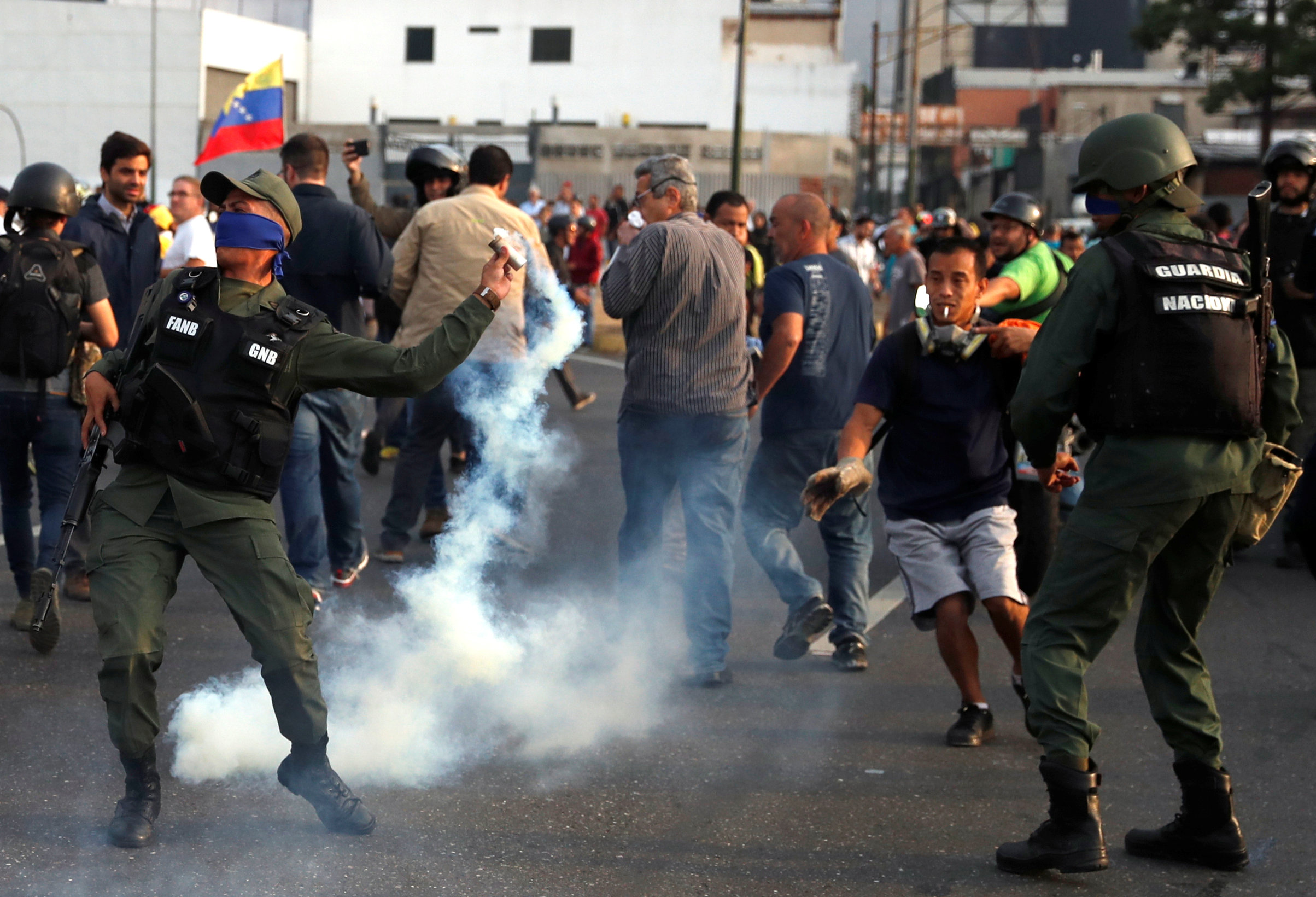 LA FOTO: Guardia Nacional a favor del cese de la usurpación repele ataque lacrimógeno en Altamira