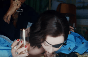 Madonna le lame los pies a Maluma en el videoclip de “Medellín” (VIDEO)