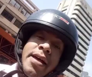 El llamado a la calle de un motorizado caraqueño asqueado del régimen de Maduro se hace viral en redes sociales (VIDEO)