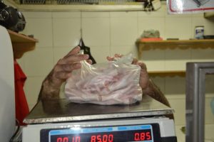 Patas de pollo vuelan en el Mercado Municipal de Catia la Mar