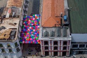 La verdad detrás de los paraguas de colores en el centro de Caracas