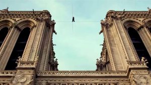 Philippe Petit, el hombre que caminó entre las torres de la catedral de Notre Dame en una cuerda floja