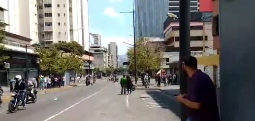 Paramilitares disparan contra manifestantes en Chacao (VIDEO) #30Abr