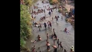 #EscombrosDeMaduro: Venezolanos se bañan en río Turbio de Barquisimeto durante Semana Santa (Video)