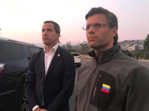 Liberado Leopoldo López, apareció al lado de Guaidó en La Carlota (Foto)