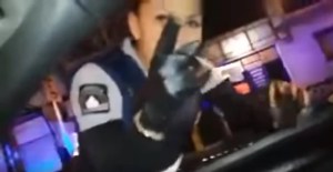 EN VIDEO: La insólita reacción de esta sexy policía al ser seducida por un borrachito