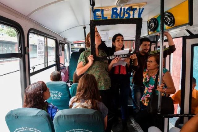 Un grupo de jóvenes reporteros venezolanos se sube a los autobuses para presentar las noticias, como parte de un proyecto para mantener a la gente informada ante lo que la oposición y el sindicato nacional de periodistas describen como censura por parte del gobierno de Nicolás Maduro.