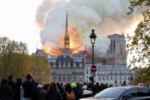 Trump califica de horrible el incendio en la Catedral Notre Dame: Hay que actuar rápidamente