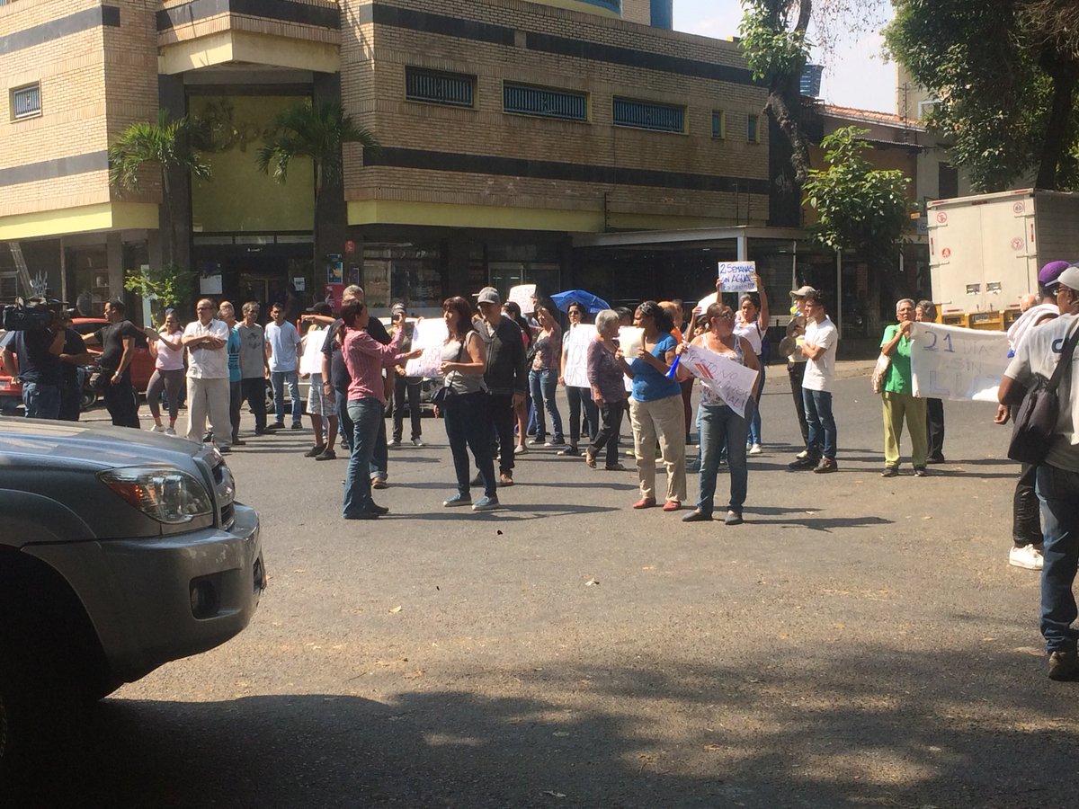 Vecinos de Los Chaguaramos protestan tras 15 días sin servicio eléctrico (Fotos + Video)