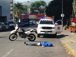 Un asaltante muerto y otro herido en medio de una balacera en Los Palos Grandes #29Abr (Fotos)