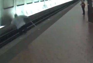 EN VIDEO: El increíble recate de un hombre ciego que cayó a las vías del metro segundos antes de la llegada del tren