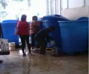 En Fotos: Pacientes y trabajadores buscan agua en tanques improvisados fuera del Hospital Vargas