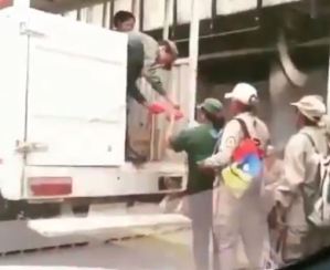 Milicianos se clavan en una cola HUMILLANTE para recibir solo UNA AREPA de Maduro (Video)