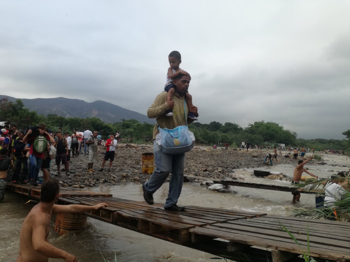 Venezolanos cruzan las trochas a pesar de la crecida del río Táchira #3Abr (fotos y video)