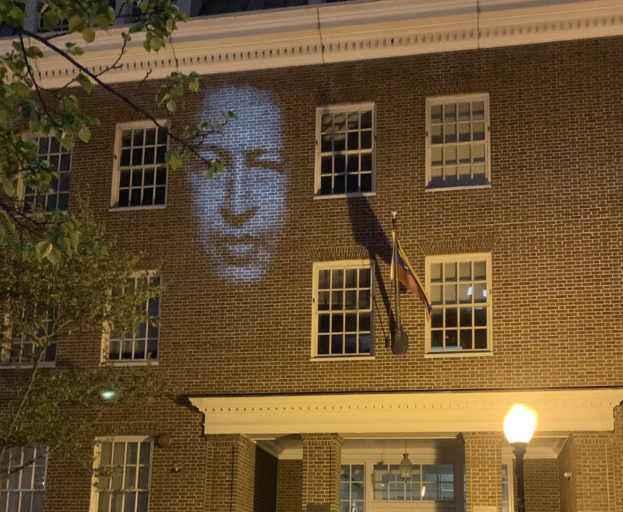 El fantasma de Chávez apareció en la embajada de Venezuela en Washington (foto)