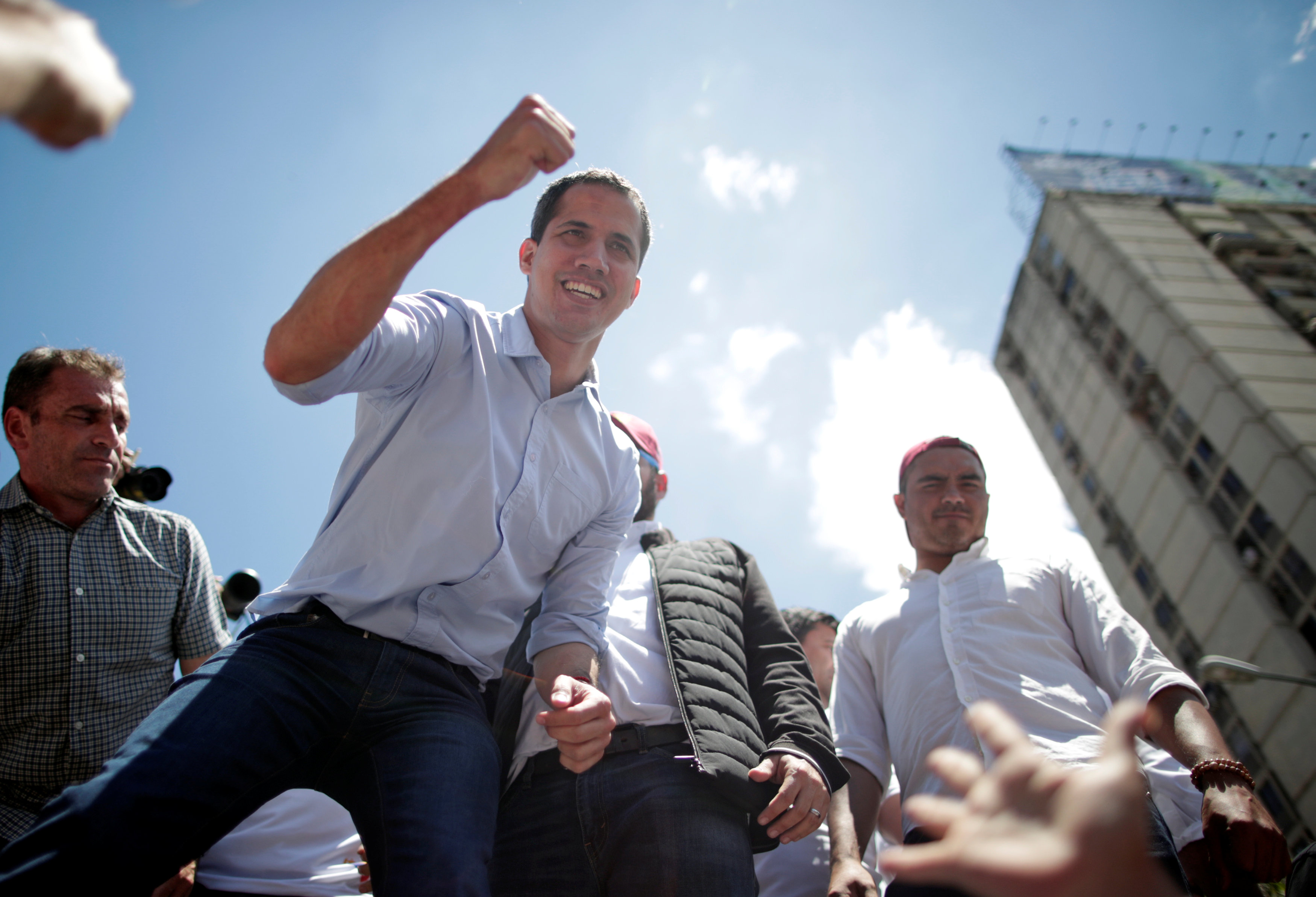 LA FOTO: “Un baño de ciudadanía”… Guaidó entró por el medio de la calle a pesar del gentío