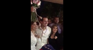 ¡Viral! Novia interrumpió la caravana de su boda para tomarse una foto con Guaidó (+Video)