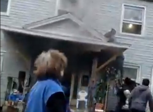 ¡Héroes! Un hombre salta desde la ventana de una casa en llamas y vecinos le salvan la vida (Video)