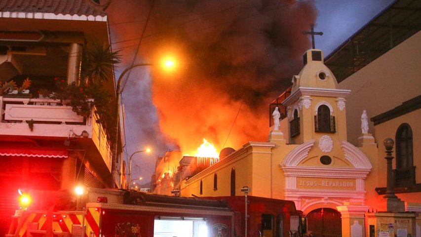 Más de 500 bomberos controlaron gran incendio en el centro de Lima