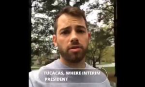 Lento y contento: Sobrino de Mike Pence se quiere bañar en las playas de Tucacas (VIDEO)