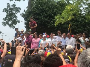 Guaidó pasó desapercibido ante paramilitares de Maduro y GNB para dar su discurso en Machiques