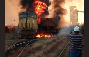 FOTOS y VIDEO: El incendio de una locomotora de CVG Ferrominera en Guayana
