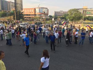 En Aragua comenzaron a concentrarse en apoyo al movimiento cívico-militar #30Abr (Video+Fotos)