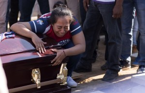 Indignación y lágrimas en México tras masacre en un cumpleaños
