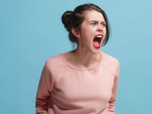 Consejos para madres que se sienten enojadas todo el tiempo, según los psicólogos