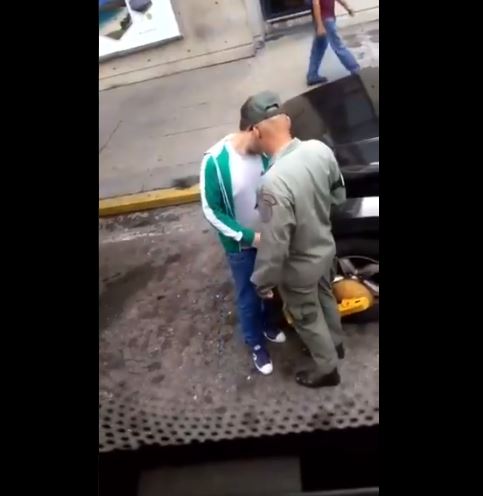 Pillan a este GNB recibiendo soborno para quitar cepo de un carro en Maiquetía (VIDEO)