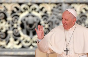 El Papa le rinde tributo a los bomberos de la catedral de Notre Dame
