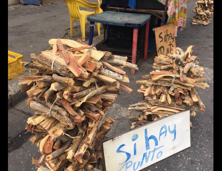 Escombros de Maduro: En Lara “si hay punto” para comprar leña y cocinar lo poco que halles (FOTO)