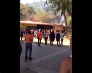 ¡EN LLAMAS! Quemaron sede de colectivos en la UD2 de Caricuao (VIDEO)