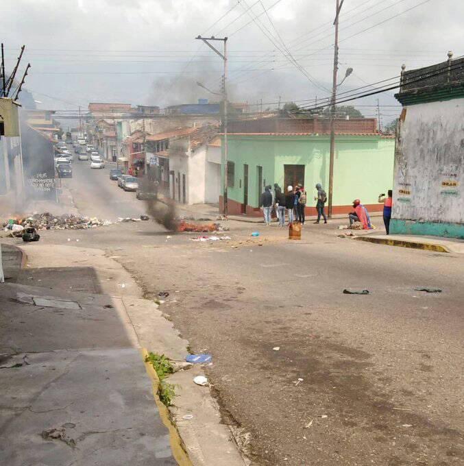EN VIDEO: Estudiantes se rebelaron en Táchira por la falta de luz y agua