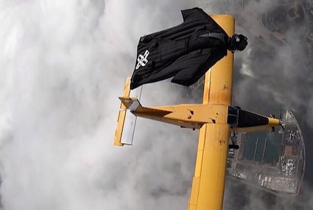 EN VIDEO: Un deportista extremo vuela junto al ala de un avión a casi 5.000 metros de altura
