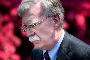 Bolton le sigue dando cacería a los funcionarios del régimen de Maduro