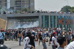 Varios heridos en ataques de fuerzas represoras de Maduro contra manifestantes pacíficos #1May (FOTOS+VIDEO)