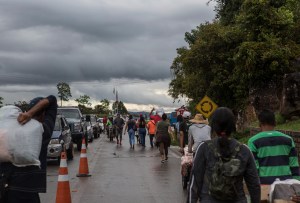 Miles de venezolanos llegan a Brasil para comprar medicinas y pedir refugio