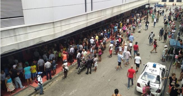 Las filas para entrar a la tienda Carlos III, en La Habana.