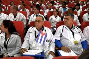 El mundo oculto de los médicos cubanos que son enviados a trabajar al extranjero
